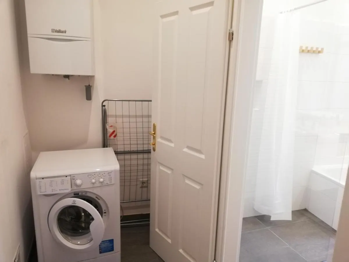 Central Living Apartments - Schoenbrunn Vienna 0*,  Austria