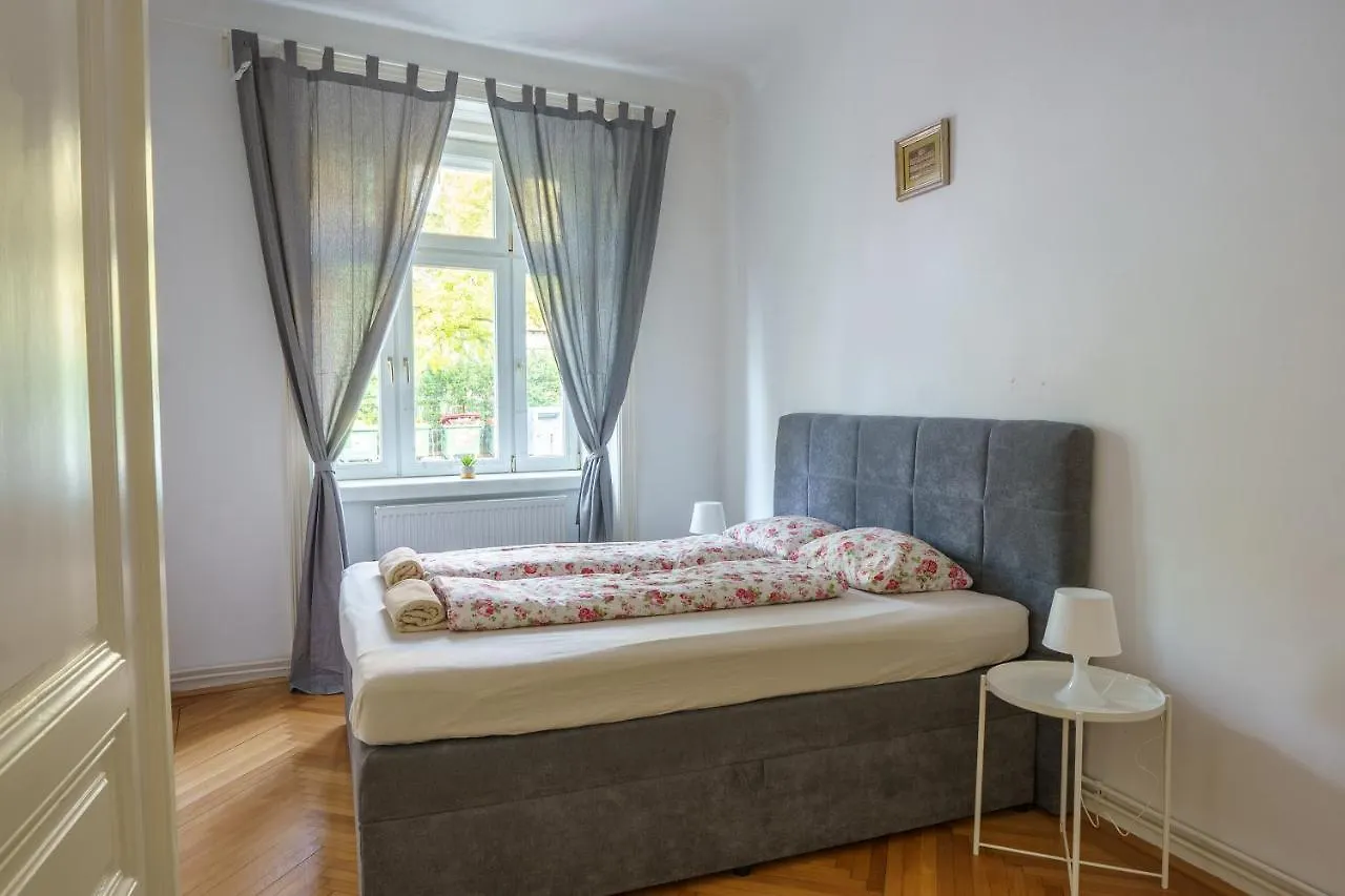 Central Living Apartments - Schoenbrunn Vienna Austria