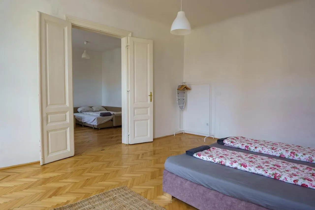 Central Living Apartments - Schoenbrunn Vienna Austria
