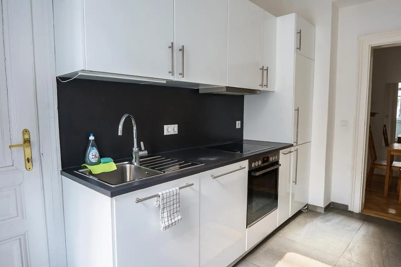 Central Living Apartments - Schoenbrunn Vienna 0*,