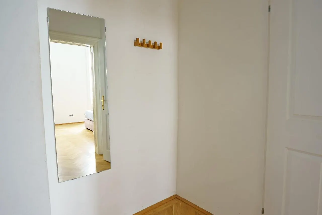 Central Living Apartments - Schoenbrunn Vienna 0*,