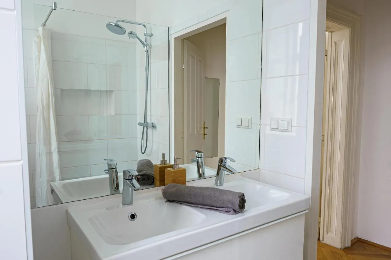 Central Living Apartments - Schoenbrunn Vienna 0*,
